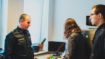 Valsts policijas inspektors šogad pieprasītākā profesija Ēnu dienā, pulcējot ap 400 jauniešu