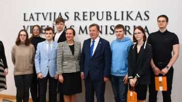 Ministri ar “ēnām” diskutē par e-cigarešu izplatības mazināšanu