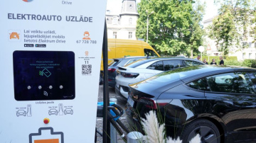 Aptauja: puse no Latvijas jauniešiem atbalsta pilnīgu atteikšanos no auto ar iekšdedzes dzinējiem