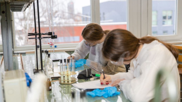 Ar ceļojumu uz Šveici apbalvos biomateriālu jomā erudītākos Latvijas skolēnus