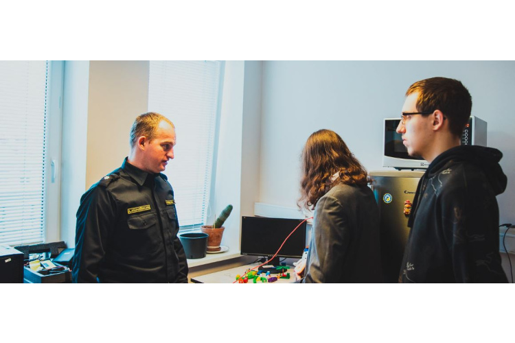 Valsts policijas inspektors šogad pieprasītākā profesija Ēnu dienā, pulcējot ap 400 jauniešu