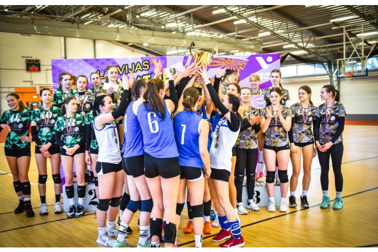 Latvijas U-17 čempionātā volejbolā uzvar RVS volejbolisti un Daugavpils BJSS volejbolistes