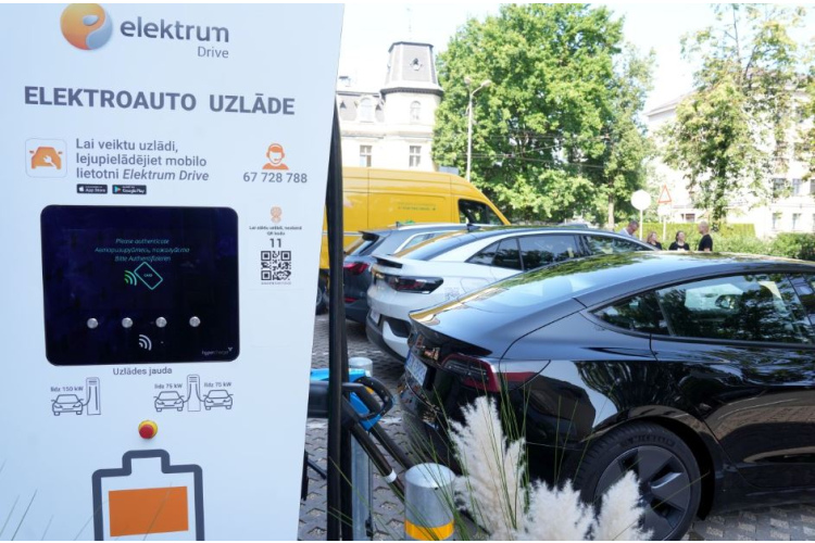 Aptauja: puse no Latvijas jauniešiem atbalsta pilnīgu atteikšanos no auto ar iekšdedzes dzinējiem