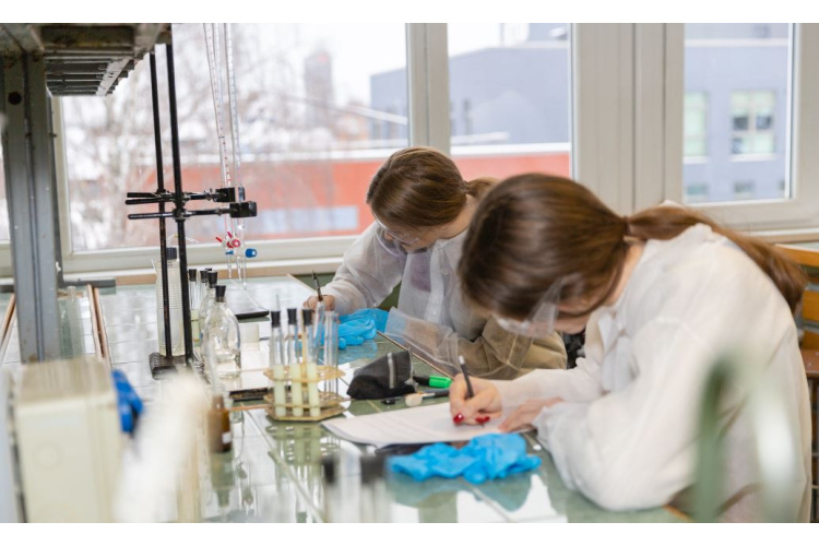 Ar ceļojumu uz Šveici apbalvos biomateriālu jomā erudītākos Latvijas skolēnus