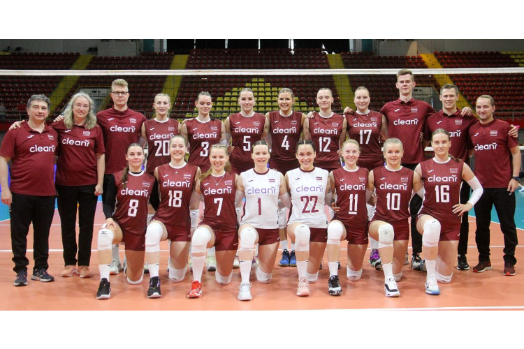 Latvijas sieviešu volejbola izlase Eiropas Sudraba līgā svin uzvaru Skopjē