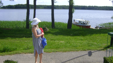 „Mēness aptieka”: Latvijas iedzīvotāji vasarā pašsajūtu uzlabo ar pastaigām, peldēm, ēdot dārzeņus, ogas