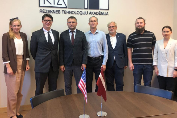 Rēzeknes Tehnoloģiju akadēmiju apmeklē ASV vēstniecības  Kultūras atašejs Keils Vāgners