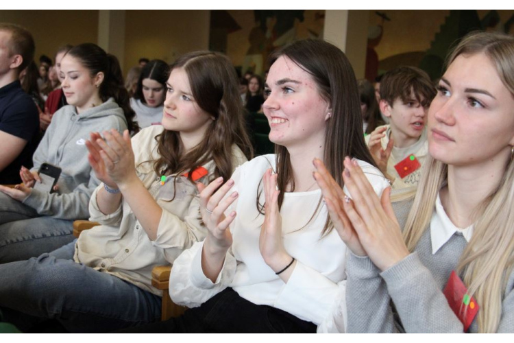 Banku augstskolas studenti studijas uzsāk ar biznesa simulāciju un tikšanos ar starptautiskā uzņēmuma “Roche” pārstāvjie