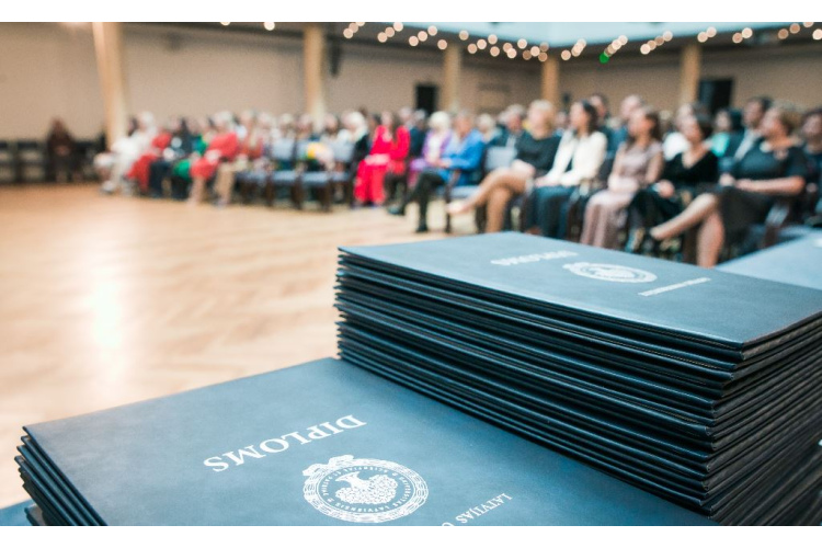 Nākotnes veselības aprūpei jauni līderi: LU absolvē 75 rezidenti!