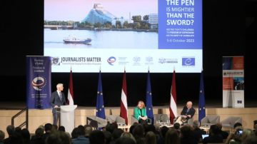 Ārlietu ministrs Krišjānis Kariņš konferencē uzsver vārda brīvības un žurnālistu drošības nozīmīgumu