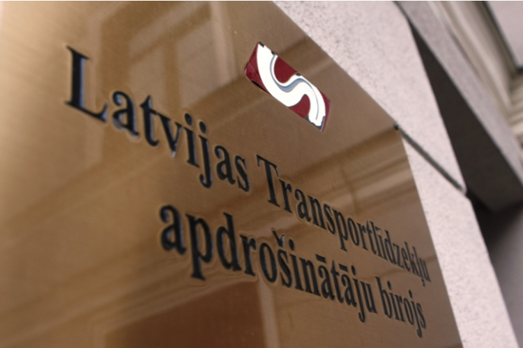 Ceturtdaļa autovadītāju nesaņem atgādinājumus par OCTA un tehniskās apskates derīguma termiņu