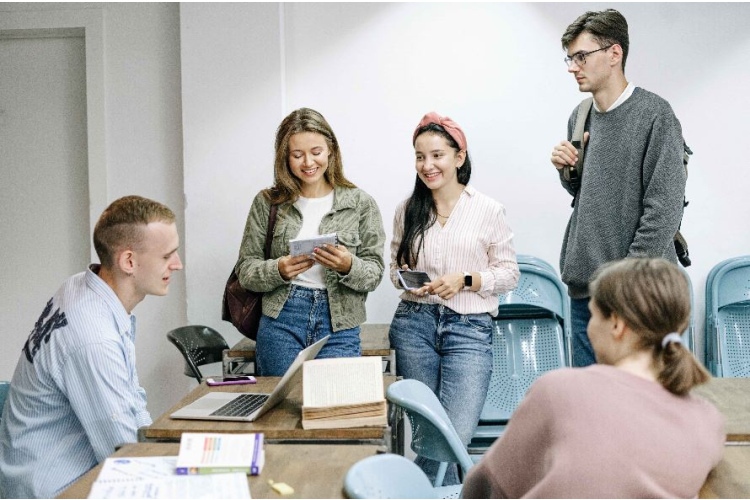 Aicina studentus izstrādāt inovatīvus risinājumus slimību profilaksei un aizstāvēt tos Barselonā