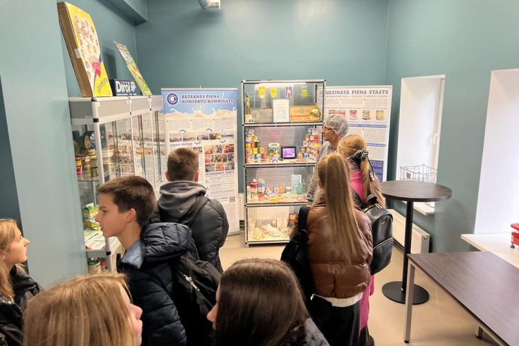 Rēzeknes Tehnoloģiju akadēmijā tapusi izstāde “Pārtikas nozare laikmeta griežos”
