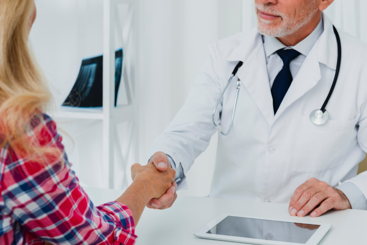 Būtiski pieaugusi interese par medicīnas pakalpojumiem uz nomaksu: sievietes rūpes par veselību atliek retāk