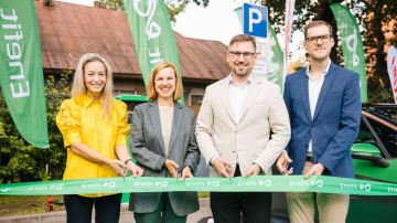 Enefit atklāj pirmos publiskā elektroauto uzlādes tīkla punktus Latvijā