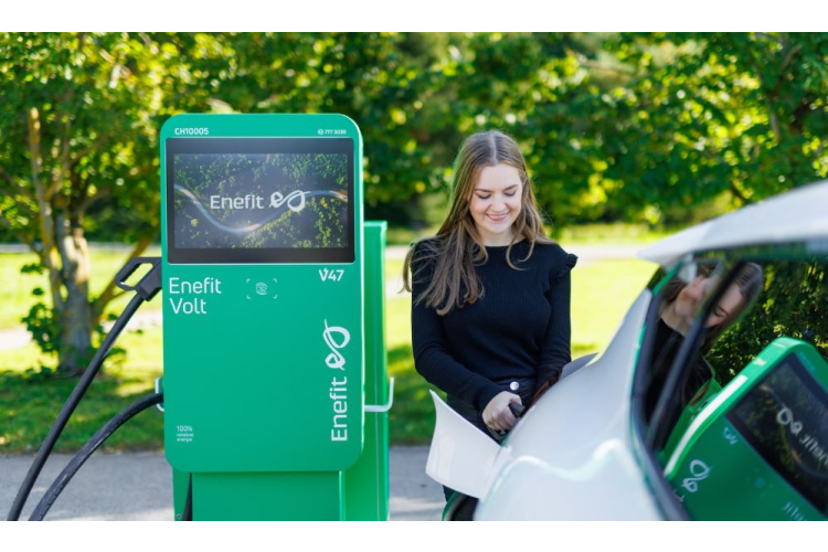 Enefit samazinās uzlādes cenas publiskajā elektroauto uzlādes tīklā