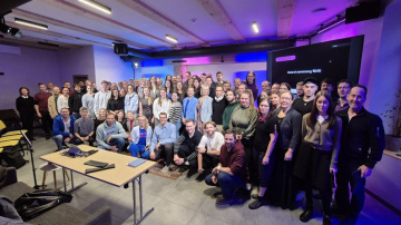 “StartSchool” hakatonā uzvar MI darbināta programmatūra, kas saglabā dzīvesstāstus nākamajām paaudzēm