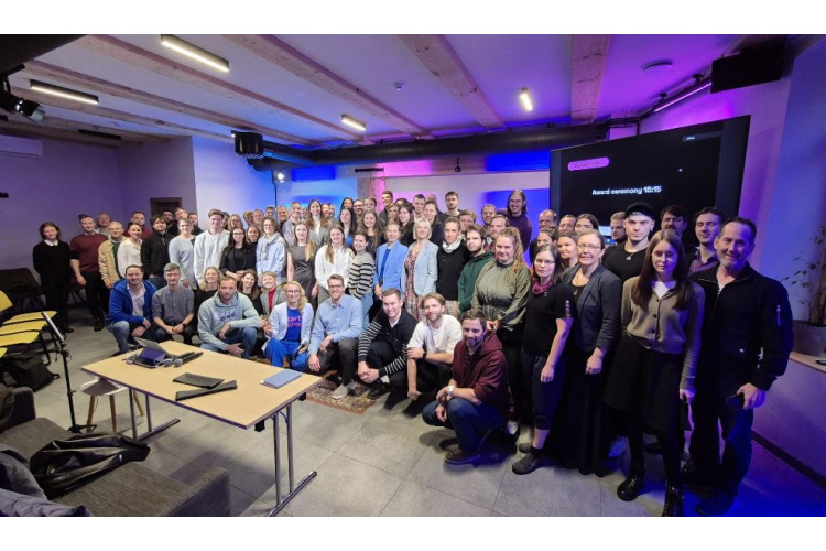 “StartSchool” hakatonā uzvar MI darbināta programmatūra, kas saglabā dzīvesstāstus nākamajām paaudzēm