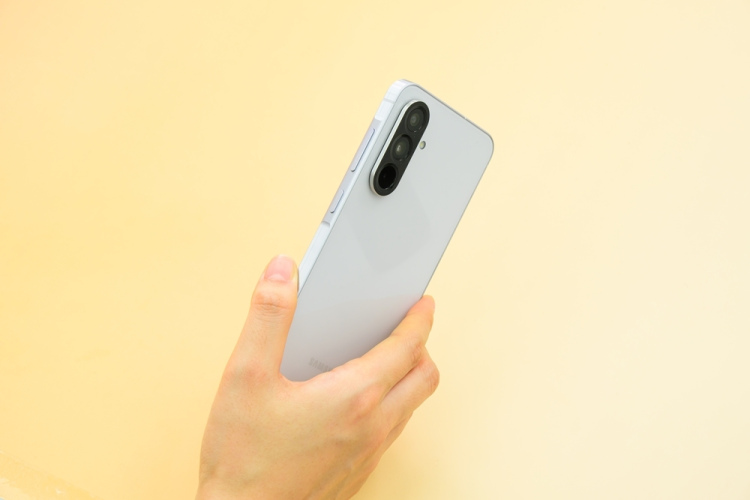 Kā palikt mūžīgi jaunam: kas jāņem vērā, izvēloties viedtālruni senioriem