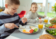 Lielais pareiza uztura piecinieks  –  speciālistu ieteikumi skolas vecuma bērna ēdienkartei