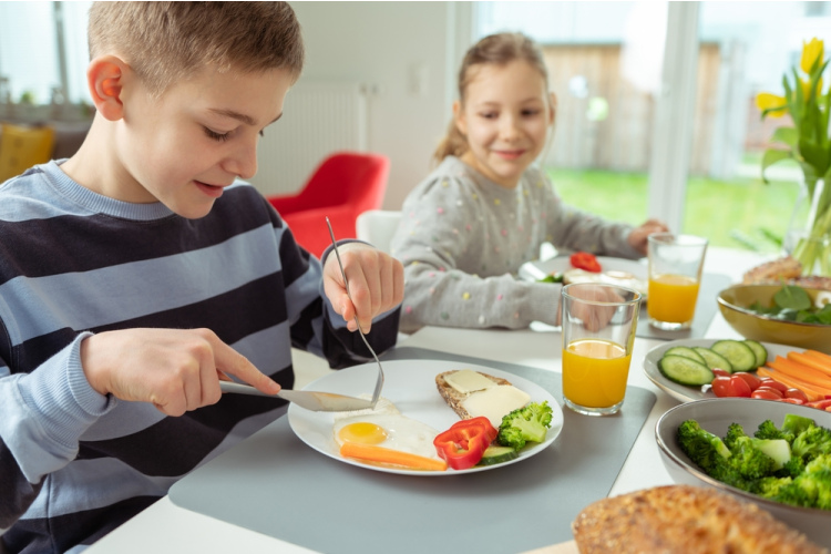 Lielais pareiza uztura piecinieks  –  speciālistu ieteikumi skolas vecuma bērna ēdienkartei