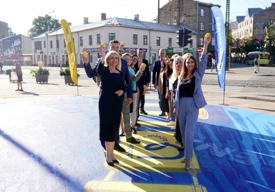Ar emocionālu 3D zīmējumu pilsētvidē, “Labsirdības misija” aicina atbalstīt mobilitāti bērniem ar īpašām vajadzībām