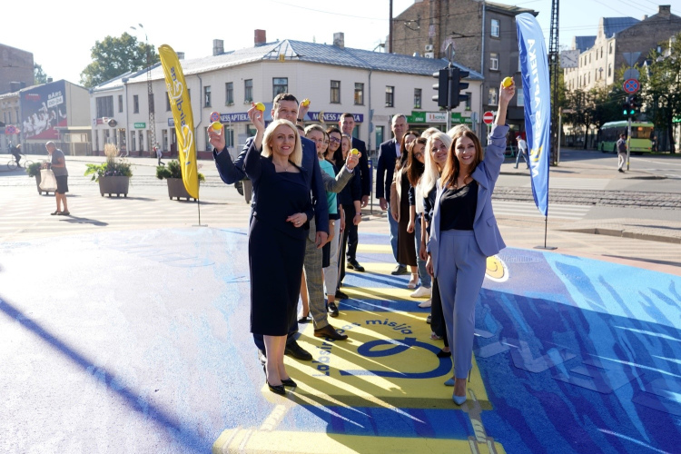 Ar emocionālu 3D zīmējumu pilsētvidē, “Labsirdības misija” aicina atbalstīt mobilitāti bērniem ar īpašām vajadzībām