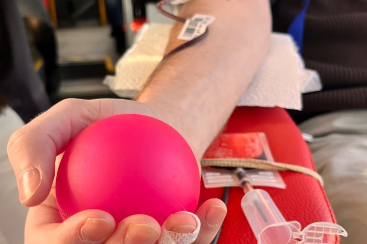 Valsts Asinsdonoru centrs aicina atsaukties: steidzami nepieciešamas 0 rēzus negatīvās un A rēzus pozitīvās asinis