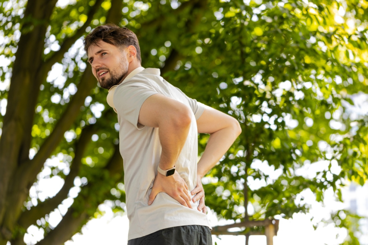 Īslaicīgi muguras sāpes var atvieglot mājās – pēc tam pie ārsta