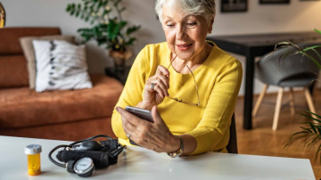 Tehnoloģiju atbalstīta novecošana: 67 % senioru labprāt izmantotu digitālus veselības uzraudzības risinājumus
