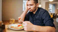 Eksperti atzīst ikdienas uztura paradumu nozīmīgo lomu mentālās veselības stabilitātei