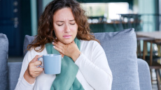 Ko darīt, ja kakls sāp