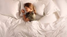 Miegs, kas patiešām atjauno: kāpēc ar noteiktu stundu skaitu vien nepietiek