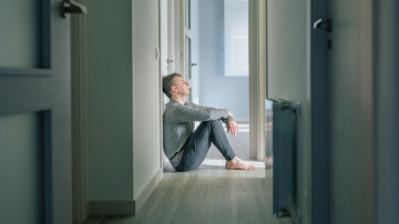 Mudināt vīrieti apzināties savas emocijas un par mentālās veselības problēmām neklusēt