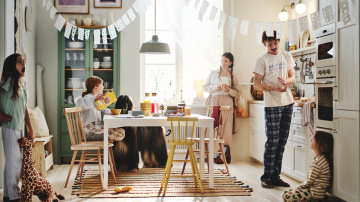 No ēšanas uz dīvāna līdz ģimenes receptēm – kā latvieši ēd un smeļas iedvesmu ēdiena gatavošanai