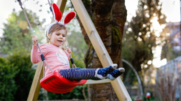 Šūpošanās Lieldienās – populāra, bet ne visiem patīkama