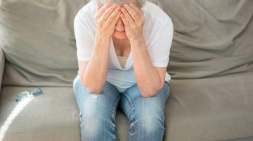 Dziļā smadzeņu stimulācija ir iespēja Parkinsona pacientiem atgūt kustības un neatkarību