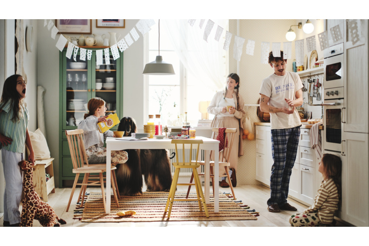 No ēšanas uz dīvāna līdz ģimenes receptēm – kā latvieši ēd un smeļas iedvesmu ēdiena gatavošanai