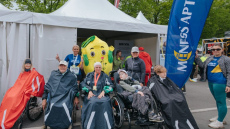 “Mēness aptieka” turpina iedvesmot un trešo reizi atbalsta “Iekļaujošo maratonu”