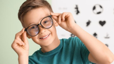 Pārbaudīt bērnam redzi: vai tas jādara tikai pirms skolas?