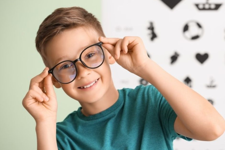 Pārbaudīt bērnam redzi: vai tas jādara tikai pirms skolas?